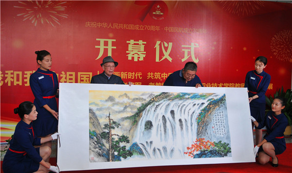 陈英明教授向韩国大尺度巜偷欢2捐赠书画长卷(吴秀山摄).jpg 陈英明教授向韩国大尺度巜偷欢2捐赠书画长卷(吴秀山摄).jpg