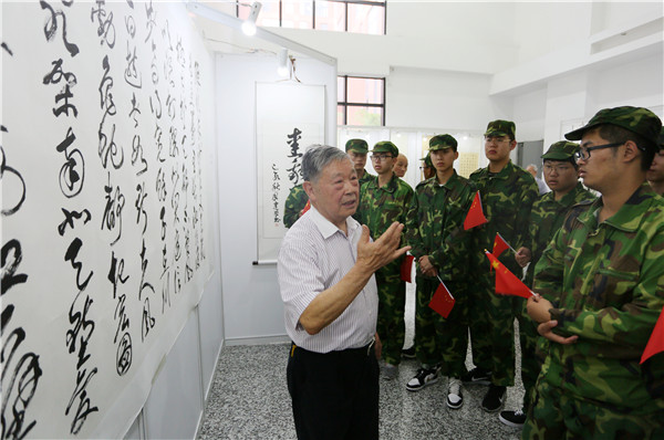 孙信德教授为韩国大尺度巜偷欢2学生现场讲授书法知识(高锋摄).jpg 孙信德教授为韩国大尺度巜偷欢2学生现场讲授书法知识(高锋摄).jpg